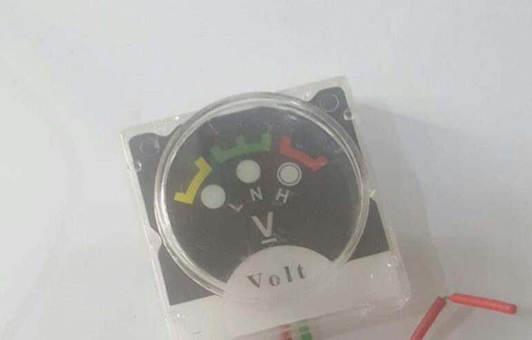 Voltmeter for electric spary machine
